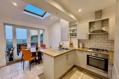 Image de Central Cheltenham 2-Bed House - Free Parking