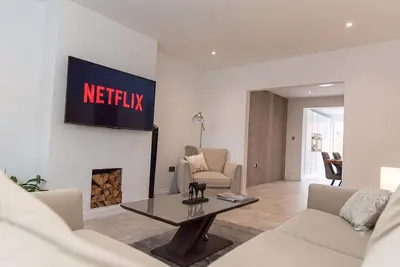 Image de City Oasis is a freshly refurbished bungalow in Hellesdon, Norwich, rated 4. 95 by past guests. All on one level inside, it sleeps five across three bedrooms, with an open-plan living space, 72Mbps WiFi, a 55-inch smart Tv and free parking x2 cars.