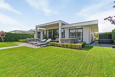 Image de Luxury 6-person villa with Jacuzzi, water sports equipment, and a spacious garden by the water. Enjoy comfort and tranquility during your vacation!