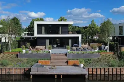 Image de Luxury 8-person villa by the water with hottub, 3 bedrooms and a sofa bed. Perfect for families with children.
