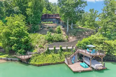 Image de Lakefront retreat with private dock, lake views, spacious decks, pool table, and sun room!