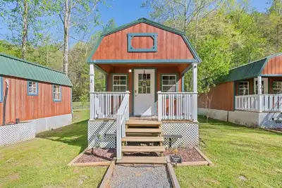 Image de Treehugger Tiny Home Cabin by River Near Wcu