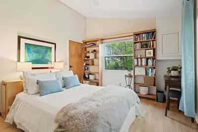 Image de Charming bookworm’s cottage near Cayuga Lake. Cozy, quiet, and perfect for relaxing getaways with your favorite reads.