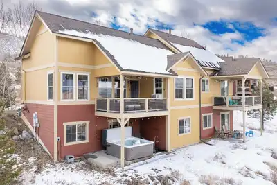 Image de 100 Fairway Lane Family friendly 3 bed private deck outdoor Ht 2 living spaces