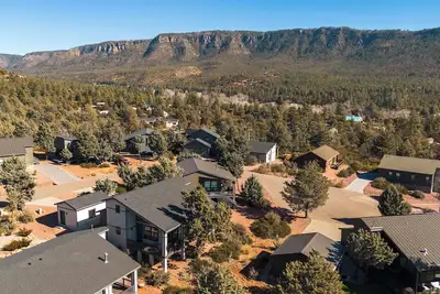 Image de Cozy 4 bedroom Pine Family Retreat