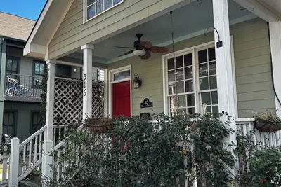 Image de 3-bedroom cottage in charming Savannah with private parking!
