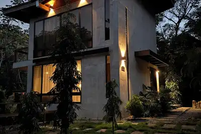 Image de An exquisite luxury villa immersed in vibrant jungle vistas in West End