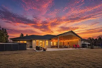 Image de Spectacular 5-Bedroom Rambler with Pool/HotTub Combo on Acreage in Town