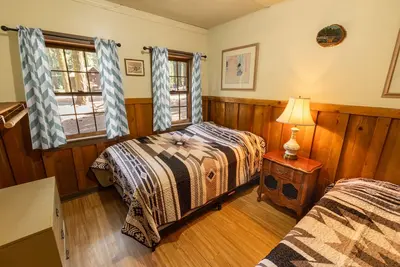 Image de Large Feather Cabin at Camp Layman | Spacious Riverside Family Lodge