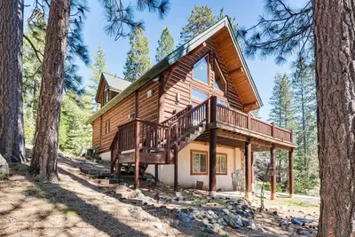 Image de 2 Cabins! Sleeps 17, Ping Pong, Gas Fire Pit & Bbq