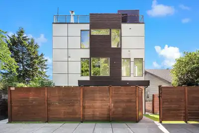 Image de Luxury Retreat with Rooftop Views, Prime Location, Grill, Outdoor Games, Tv
