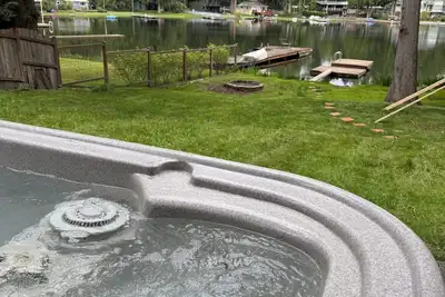 Image de Lakefront Cottage in Kent +hot tub+ firepit+ Canoe