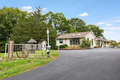 Image de 5-bedroom serene retreat in charming Monroe