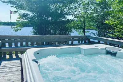 Image de 230' Lakefront, Hot Tub, Canoe/Sup, Fire, Dog Ok