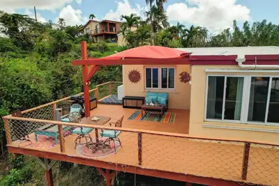 Image de Romantic Hideaway 1-bedroom cottage with Ac, a huge deck with an amazing view.