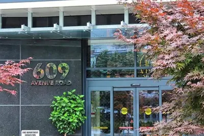 Image de Luxury Forest Hill Condo/Steps to Ucc. Bss&Downtown/weekends /summer Short-Term