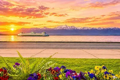 Image de Serene Waterfront Escape - 2br with Mountain Views & A/C