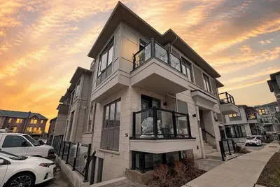 Image de Modern 2br Suite | Near Airport | Free Parking | Easy Access to Downtown Toronto