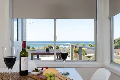 Image de Penguin Beach House - Stunning Ocean Views. 4 minute walk into heart of town.
