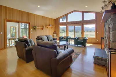 Image de 'Shangri-La' A Tatami Masterpiece w/ Mtn Views!