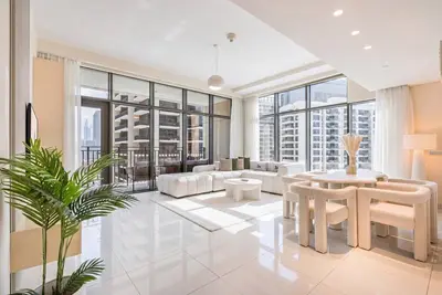 Image de Luxury Corner Home with Stunning City View