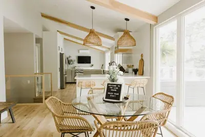 Image de New Lakefront Luxury Cottage w/ Hot Tub