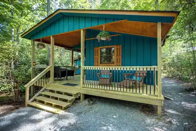 Image de \"Teddy's Rest\": Cozy Wooded Cottage in Land Harbor with Lake and Pool Access