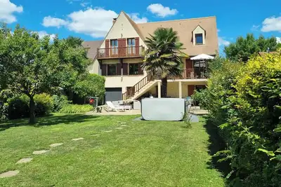 Image de Villa spacieuse avec spa et jardin privé - Proche Paris