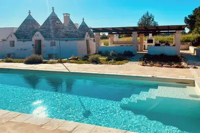 Image de Trulli avec piscine dans l'oliveraie, Ostuni