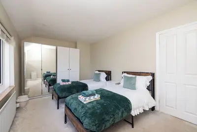 Image de Comfortable home from home 4 families, contractors or friends. Free parking
