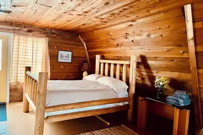 Image de Woodsy fun 3 queen bed rental with Ac, firepit Nw recreational sports in Irons