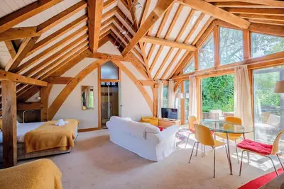 Image de Cosy Studio with Patio, Seating & Private Parking