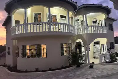 Image de Large Mansion See details before booking