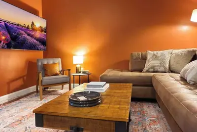 Image de 4 Beds | Parking | Chinatown | 20' Ceilings