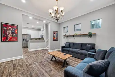 Image de Space City Retreat  Rooftop Views Fire Pit Putting Green Sleeps 8