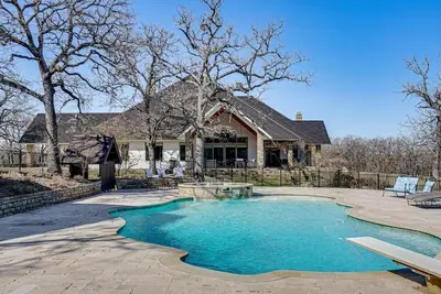 Image de Post Oak Estate - Pool, Barn, 2 Guest Homes, 16 Ac
