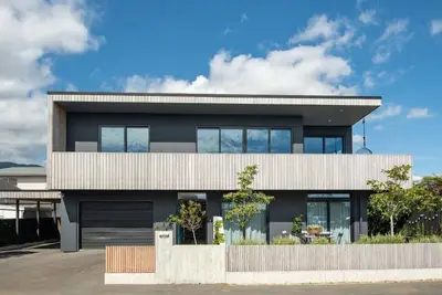 Image de Urban Art House - Modern City Retreat with Spa Pool