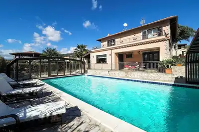Image de Villa élégante avec piscine chauffée