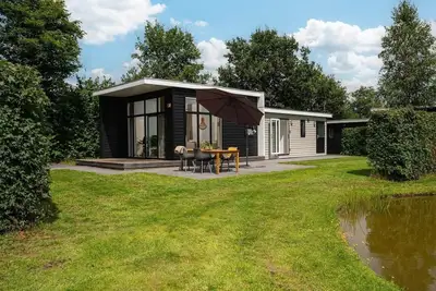 Image de Chalet forestier pittoresque près de Holterberg avec vue sur l'eau