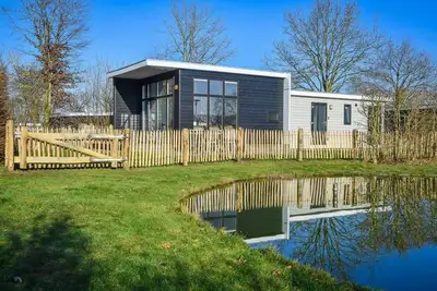 Image de Chalet forestier acceptant les animaux domestiques avec jardin clôturé