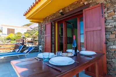 Image de Bienvenue à Casa Libeccio, une maison de vacances chaleureuse située à Pistis, sur la magnifique côte ouest de la Sardaigne. Un lieu parfait pour ceux qui souhaitent passer des vacances relaxantes, immergés dans la nature et entourés de paysages ex