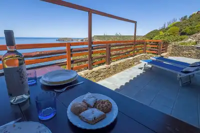 Image de Bienvenue à Casa Scirocco, une maison de vacances chaleureuse située à Pistis, sur la splendide côte ouest de la Sardaigne. Un lieu parfait pour ceux qui souhaitent profiter de vacances relaxantes, entourés de nature et de paysages à couper le souf