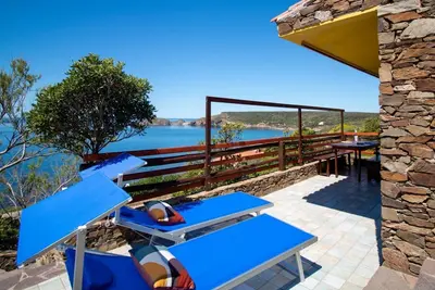 Image de Bienvenue à Casa Maestrale, une maison de vacances chaleureuse située à Pistis, sur la splendide côte ouest de la Sardaigne. Un lieu parfait pour ceux qui souhaitent profiter de vacances relaxantes, entourés de nature et de paysages à couper le sou