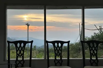 Image de Comfort, serenity & views at Fair Field Bungalow -your home away from home.
