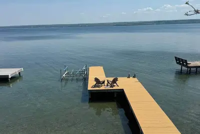 Image de Relax at Poplar Beach Retreat on the sparkling waters of Cayuga Lake. This charming waterfront escape combines rustic character with bright, comfortable living spaces, creating the perfect setting for a relaxing Finger Lakes getaway.