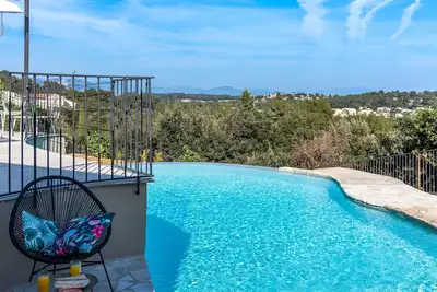 Image de Villa « Le Panorama d’Azur – Piscine » avec vue mer, Wi-Fi et climatisation