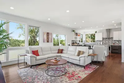 Image de Spacious Luxe Home + Movie Theater + Easy Downtown Access + Bbq