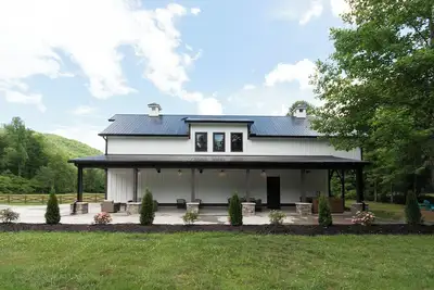 Image de Luxury Barndominium w/ Hot Tub, Wifi & Trout Fishing