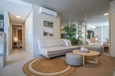 Image de Chic 2-Br Escape: Sun-Filled Apt