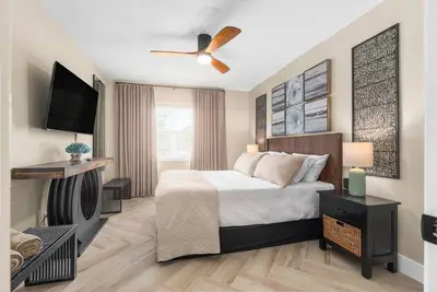 Image de Spacious 1-bedroom house in charming Hollywood with large fenced back yard.